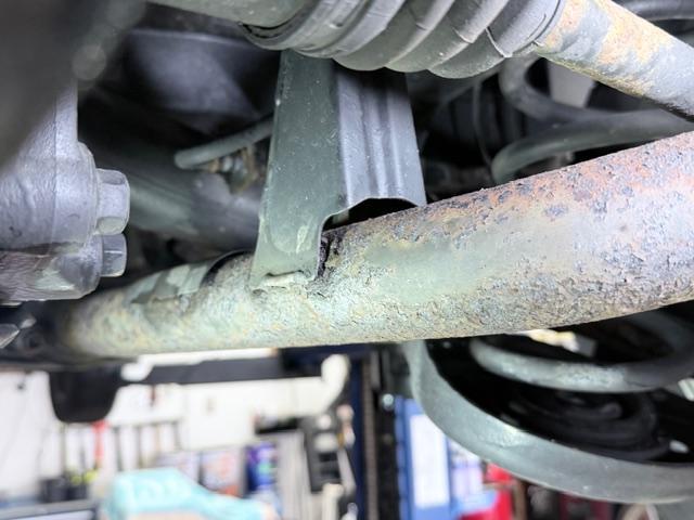 トヨタ ヴォクシー 車検整備 マフラー溶接修理 テールパイプ交換 リヤキャリパマウンティングブラケット交換 ディスクロータ 修理