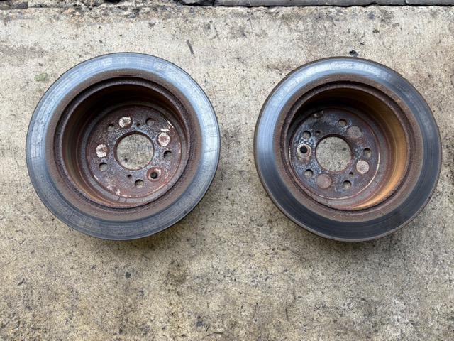 トヨタ ヴォクシー 車検整備 マフラー溶接修理 テールパイプ交換 リヤキャリパマウンティングブラケット交換 ディスクロータ 修理