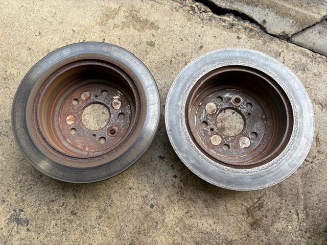 トヨタ ヴォクシー 車検整備 マフラー溶接修理 テールパイプ交換 リヤキャリパマウンティングブラケット交換 ディスクロータ 修理