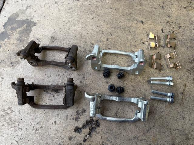 トヨタ ヴォクシー 車検整備 マフラー溶接修理 テールパイプ交換 リヤキャリパマウンティングブラケット交換 ディスクロータ 修理