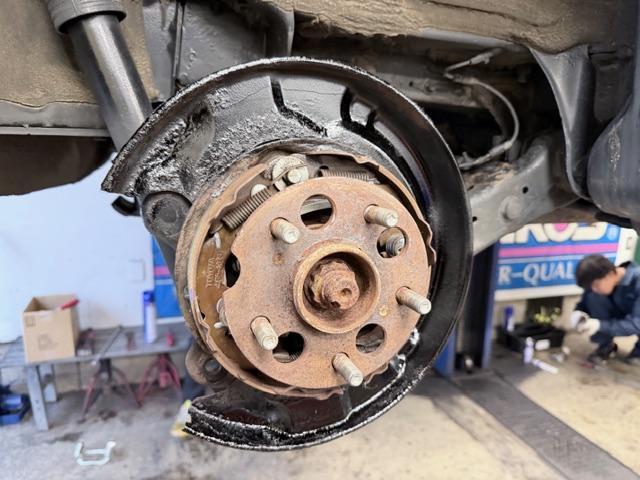 トヨタ ヴォクシー 車検整備 マフラー溶接修理 テールパイプ交換 リヤキャリパマウンティングブラケット交換 ディスクロータ 修理