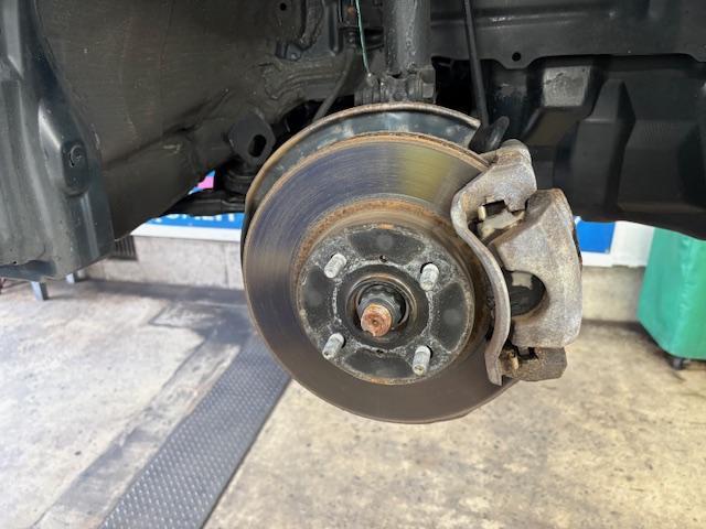 トヨタ　ヴィッツ　車検整備　フロントディスクロータ、ディスクパッド交換　ファンベルト交換　バッテリー交換　エンジンオイル・エレメント交換　下廻り洗浄塗装　マフラー耐熱ブラック塗装