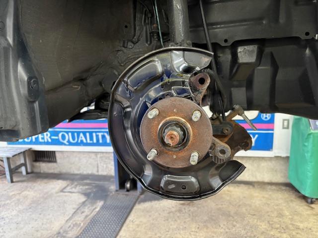 トヨタ　ヴィッツ　車検整備　フロントディスクロータ、ディスクパッド交換　ファンベルト交換　バッテリー交換　エンジンオイル・エレメント交換　下廻り洗浄塗装　マフラー耐熱ブラック塗装