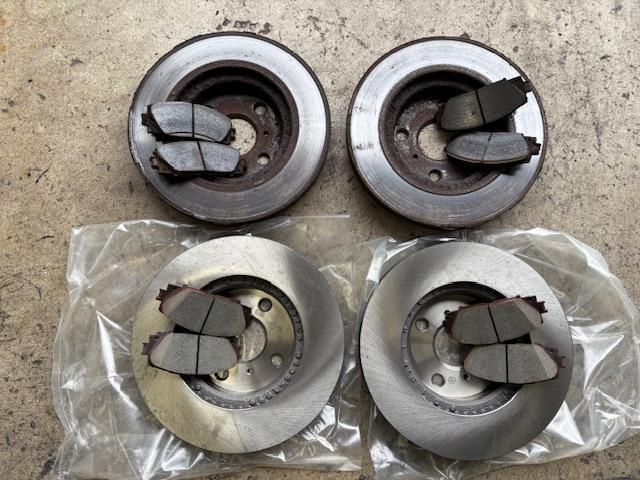 トヨタ　ヴィッツ　車検整備　フロントディスクロータ、ディスクパッド交換　ファンベルト交換　バッテリー交換　エンジンオイル・エレメント交換　下廻り洗浄塗装　マフラー耐熱ブラック塗装