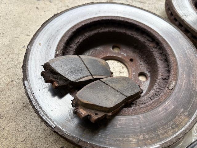 トヨタ　ヴィッツ　車検整備　フロントディスクロータ、ディスクパッド交換　ファンベルト交換　バッテリー交換　エンジンオイル・エレメント交換　下廻り洗浄塗装　マフラー耐熱ブラック塗装