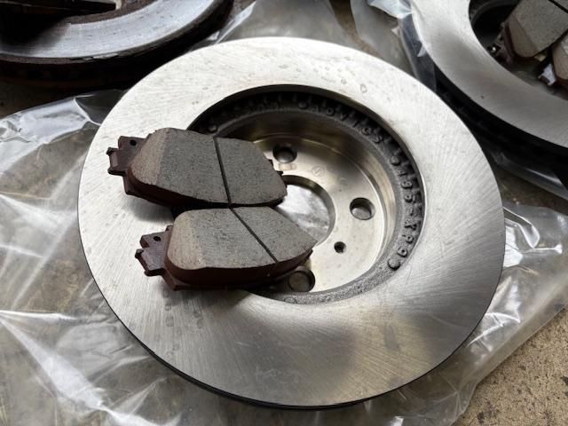 トヨタ　ヴィッツ　車検整備　フロントディスクロータ、ディスクパッド交換　ファンベルト交換　バッテリー交換　エンジンオイル・エレメント交換　下廻り洗浄塗装　マフラー耐熱ブラック塗装