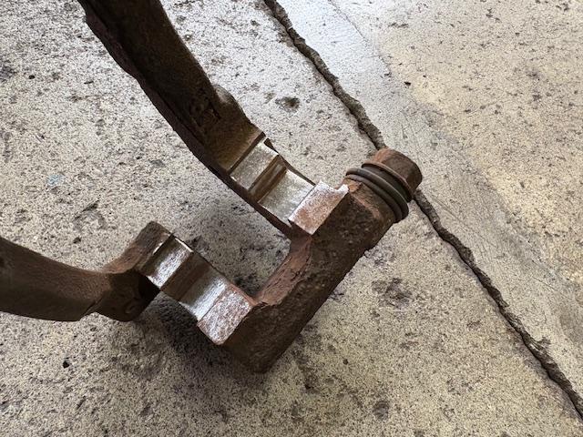 トヨタ　ヴィッツ　車検整備　フロントディスクロータ、ディスクパッド交換　ファンベルト交換　バッテリー交換　エンジンオイル・エレメント交換　下廻り洗浄塗装　マフラー耐熱ブラック塗装