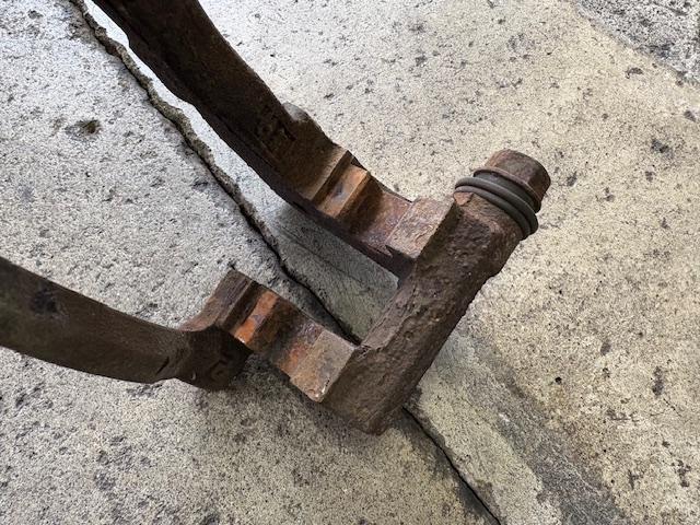 トヨタ　ヴィッツ　車検整備　フロントディスクロータ、ディスクパッド交換　ファンベルト交換　バッテリー交換　エンジンオイル・エレメント交換　下廻り洗浄塗装　マフラー耐熱ブラック塗装