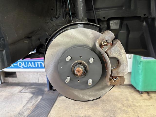 トヨタ　ヴィッツ　車検整備　フロントディスクロータ、ディスクパッド交換　ファンベルト交換　バッテリー交換　エンジンオイル・エレメント交換　下廻り洗浄塗装　マフラー耐熱ブラック塗装