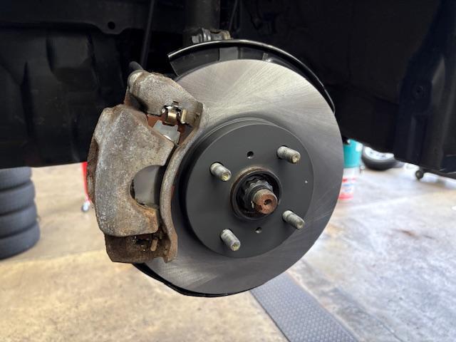 トヨタ　ヴィッツ　車検整備　フロントディスクロータ、ディスクパッド交換　ファンベルト交換　バッテリー交換　エンジンオイル・エレメント交換　下廻り洗浄塗装　マフラー耐熱ブラック塗装