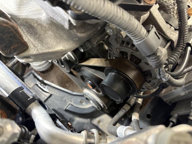 トヨタ　ヴィッツ　車検整備　フロントディスクロータ、ディスクパッド交換　ファンベルト交換　バッテリー交換　エンジンオイル・エレメント交換　下廻り洗浄塗装　マフラー耐熱ブラック塗装