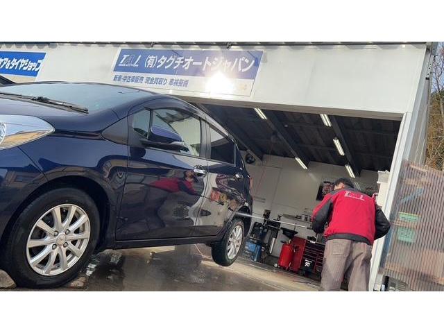 トヨタ　ヴィッツ　車検整備　フロントディスクロータ、ディスクパッド交換　ファンベルト交換　バッテリー交換　エンジンオイル・エレメント交換　下廻り洗浄塗装　マフラー耐熱ブラック塗装