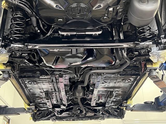 トヨタ　ヴィッツ　車検整備　フロントディスクロータ、ディスクパッド交換　ファンベルト交換　バッテリー交換　エンジンオイル・エレメント交換　下廻り洗浄塗装　マフラー耐熱ブラック塗装