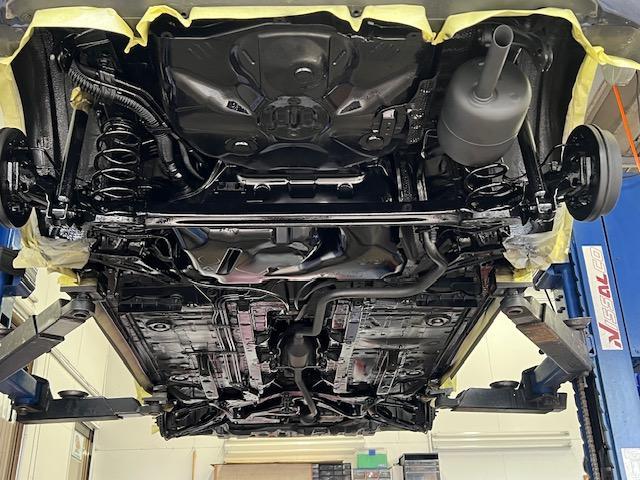 トヨタ　ヴィッツ　車検整備　フロントディスクロータ、ディスクパッド交換　ファンベルト交換　バッテリー交換　エンジンオイル・エレメント交換　下廻り洗浄塗装　マフラー耐熱ブラック塗装