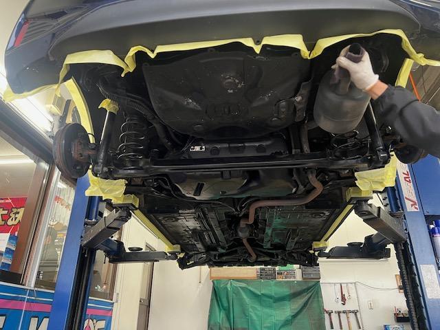 トヨタ　ヴィッツ　車検整備　フロントディスクロータ、ディスクパッド交換　ファンベルト交換　バッテリー交換　エンジンオイル・エレメント交換　下廻り洗浄塗装　マフラー耐熱ブラック塗装