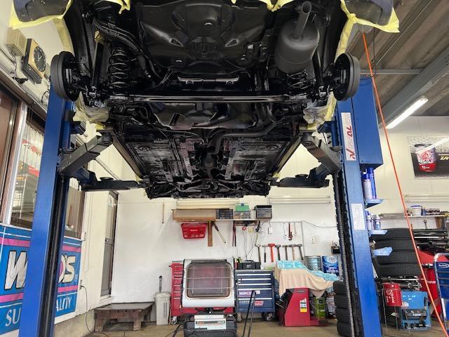 トヨタ　ヴィッツ　車検整備　フロントディスクロータ、ディスクパッド交換　ファンベルト交換　バッテリー交換　エンジンオイル・エレメント交換　下廻り洗浄塗装　マフラー耐熱ブラック塗装