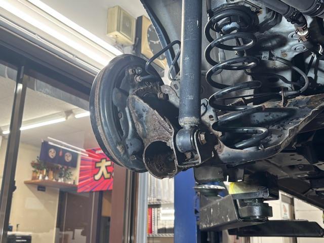 マツダ　デミオ　車検 下廻り塗装(錆止め)油性シャシブラック　エンジン・オイル（エレメント）交換　クリーン・エア・フィルタ交換　ﾊﾞｯﾃﾘｰ交換 S-95 ｱｲﾄﾞﾘﾝｸﾞｽﾄｯﾌﾟ　ヘッドライト研磨