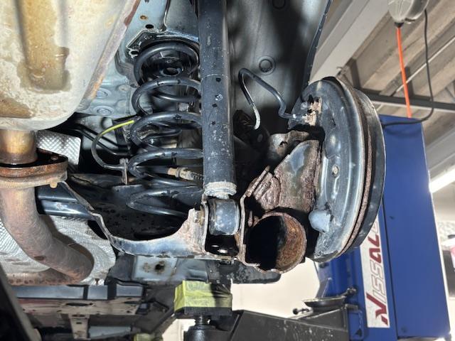 マツダ　デミオ　車検 下廻り塗装(錆止め)油性シャシブラック　エンジン・オイル（エレメント）交換　クリーン・エア・フィルタ交換　ﾊﾞｯﾃﾘｰ交換 S-95 ｱｲﾄﾞﾘﾝｸﾞｽﾄｯﾌﾟ　ヘッドライト研磨