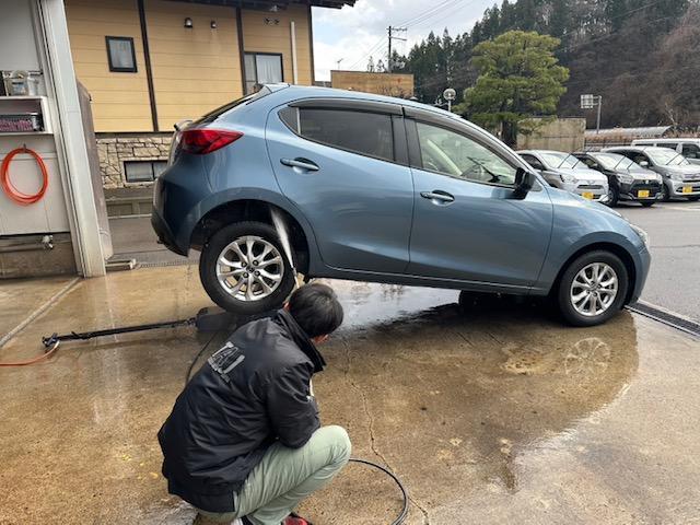 マツダ　デミオ　車検 下廻り塗装(錆止め)油性シャシブラック　エンジン・オイル（エレメント）交換　クリーン・エア・フィルタ交換　ﾊﾞｯﾃﾘｰ交換 S-95 ｱｲﾄﾞﾘﾝｸﾞｽﾄｯﾌﾟ　ヘッドライト研磨