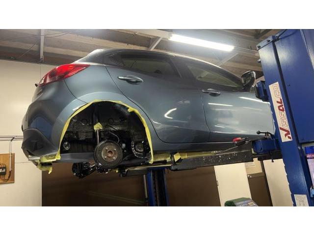 マツダ　デミオ　車検 下廻り塗装(錆止め)油性シャシブラック　エンジン・オイル（エレメント）交換　クリーン・エア・フィルタ交換　ﾊﾞｯﾃﾘｰ交換 S-95 ｱｲﾄﾞﾘﾝｸﾞｽﾄｯﾌﾟ　ヘッドライト研磨