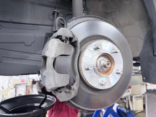 三菱 デリカD:5 車検整備 ブレーキ廻り 交換 修理 下廻り防錆補修 マフラー耐熱塗装 バッテリー交換 エアコンフィルター交換