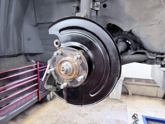 三菱 デリカD:5 車検整備 ブレーキ廻り 交換 修理 下廻り防錆補修 マフラー耐熱塗装 バッテリー交換 エアコンフィルター交換