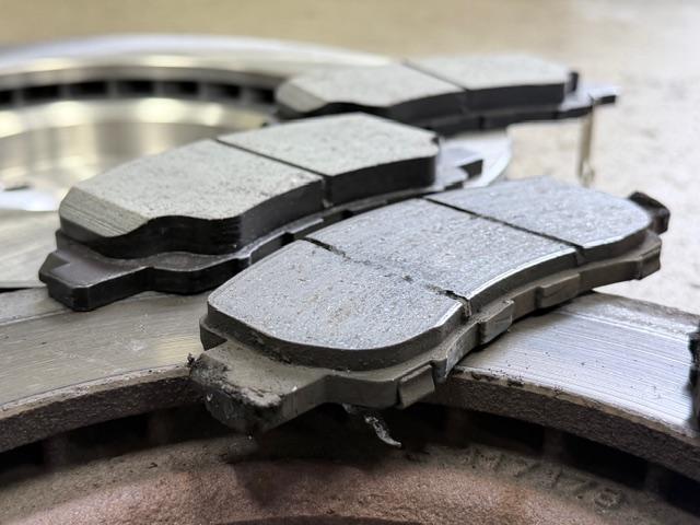 三菱 デリカD:5 車検整備 ブレーキ廻り 交換 修理 下廻り防錆補修 マフラー耐熱塗装 バッテリー交換 エアコンフィルター交換