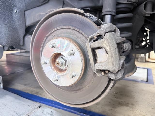 三菱 デリカD:5 車検整備 ブレーキ廻り 交換 修理 下廻り防錆補修 マフラー耐熱塗装 バッテリー交換 エアコンフィルター交換