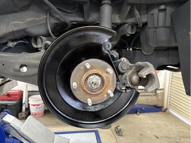 三菱 デリカD:5 車検整備 ブレーキ廻り 交換 修理 下廻り防錆補修 マフラー耐熱塗装 バッテリー交換 エアコンフィルター交換