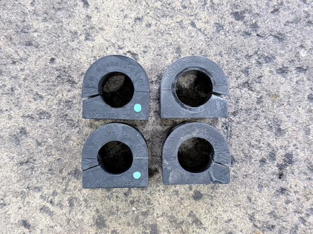 ダイハツ　ロッキー　法定12か月点検　足回り異音確認　フロントディスクロータ　ブレーキパッド交換　スタビライザーブッシュ・スタビリンク同時交換