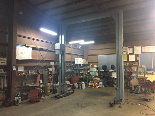 大型門柱リフトも完備で設備充実！