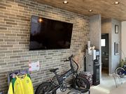 店内には大型モニターもございます。待ち時間もごゆっくりお寛ぎ頂けるスペースとなっております。