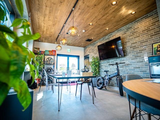 清潔感ある店内スペース。お車のことなら何でもご相談下さい。