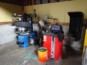 タイヤチェンジャー、バランサー完備。タイヤ交換、タイヤ組み換えもお任せ下さい。