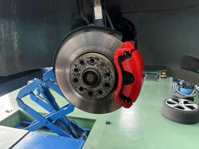 フォルクスワーゲン　ゴルフ　ゴルフ7 AUCPT　整備メンテナンス　キャリパー　塗装　錆　落とし　ブレーキダスト　輸入車　カラーチェンジ　カスタム　下地　錆止め　福島県　福島市　東北　アクセント　