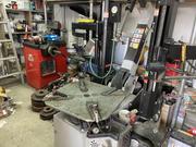 タイヤチェンジャー・バランサー完備。タイヤ交換、タイヤ組み換え実績多数ございます。