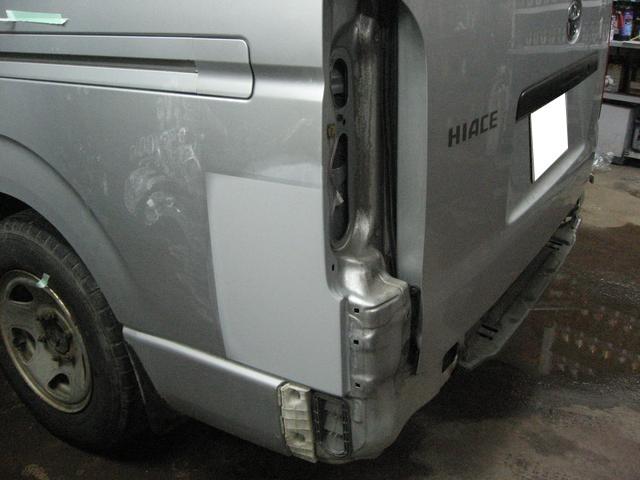 ハイエース　クォータパネル　鈑金修理