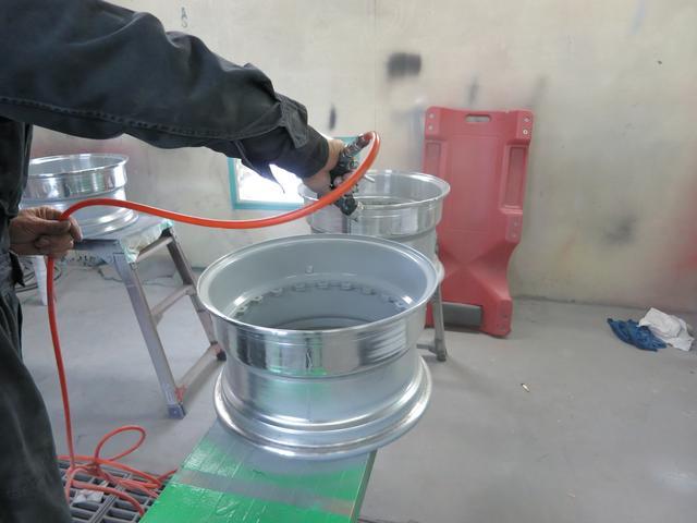 車のボディー補修だけではなく、ホイール塗装も行います。