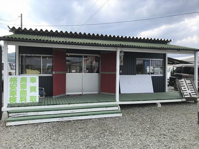 店内にはアウトドア用品や雑貨を沢山取り揃えております。当社は単なる車屋ではございません（笑）