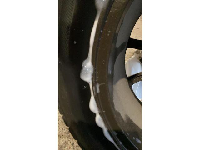 タイヤエアー（空気）漏れ　ビートとホイールの接触面から　アルミホイールの腐食が原因の場合　３つの事例
