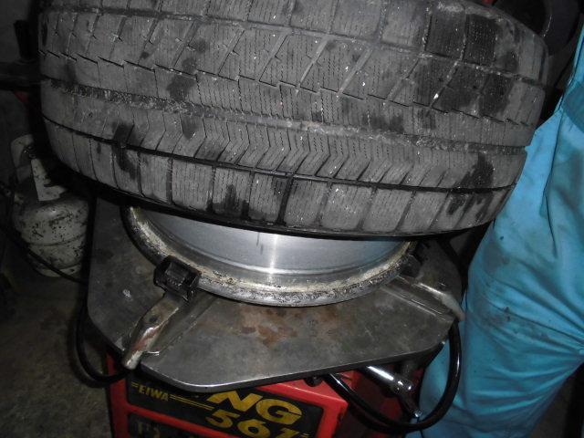 タイヤエアー（空気）漏れ　ビートとホイールの接触面から　アルミホイールの腐食が原因の場合　３つの事例
