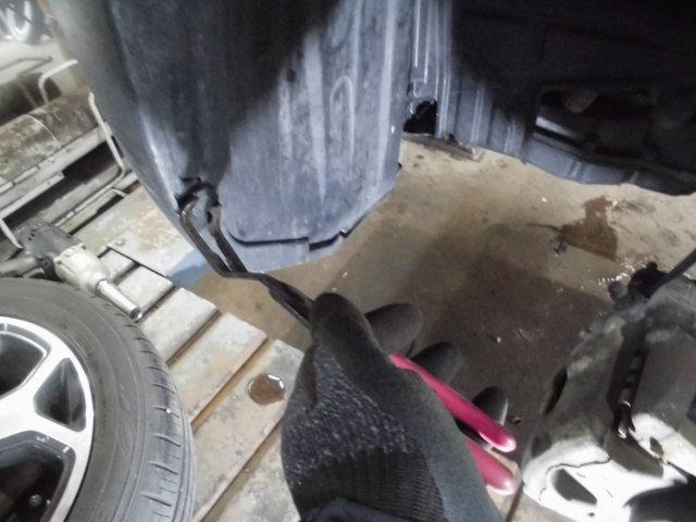 牽引用金具（フック）を車体から救出　バンパーと車体の隙間から内側へ脱落　タイヤ交換と同時作業　スズキ：ハスラーMR型