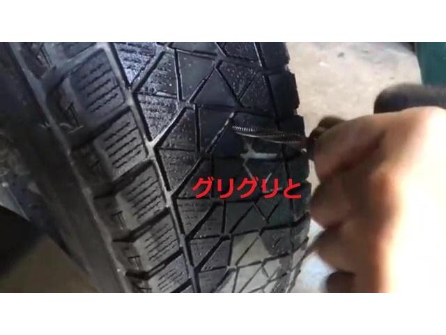 タイヤパンク簡易修理 タイヤの溝も少ないので外側から対応 原因はビスってました スズキ：ジムニー｜グーネットピット