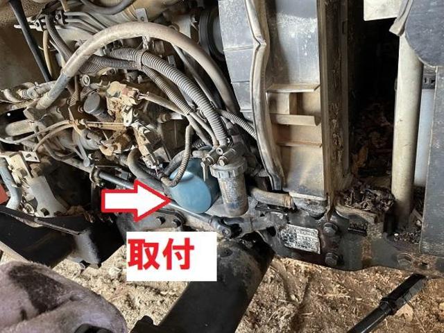 エンジンオイル・エレメントのパッキンが損傷しオイル漏れ。自動車用を取付て凌ぎました　日立（クボタ）：トラクター