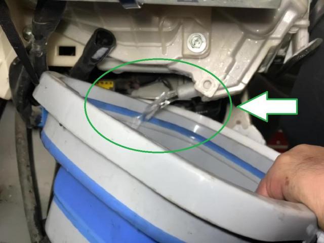 助手席の足元がビチャビチャに。エアコンの排水詰まりでした。トヨタ：ハイエース