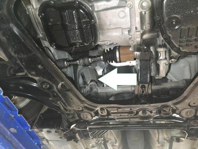 ハンドル操作で「んゴッ、んゴッ」っと音が。発生源はステアリングシャフトブーツでした。日産：ジューク