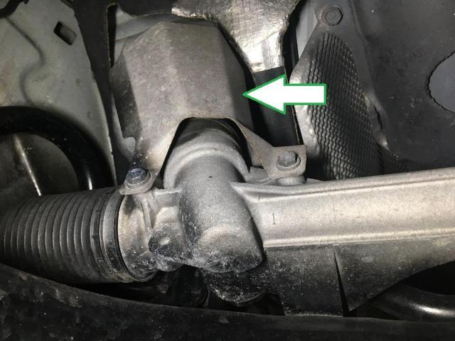 ハンドル操作で「んゴッ、んゴッ」っと音が。発生源はステアリングシャフトブーツでした。日産：ジューク
