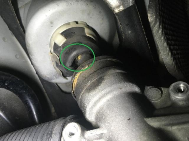 ハンドル操作で「んゴッ、んゴッ」っと音が。発生源はステアリングシャフトブーツでした。日産：ジューク