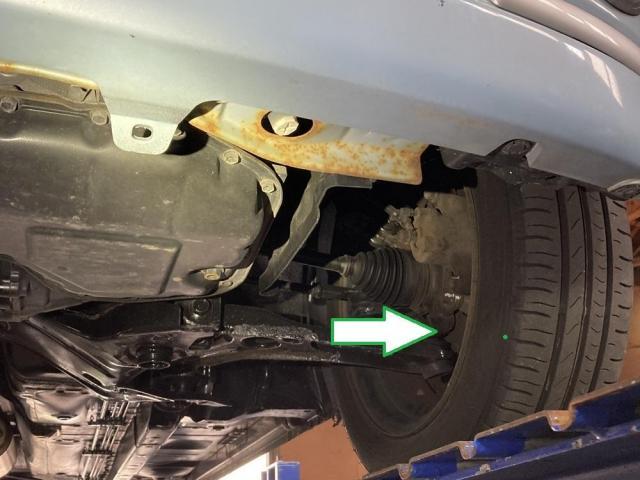 走ると 「コッツンコッツン 」の原因は錆。ブレーキのディスクローターとバックプレートの干渉が奏でるものでした。ダイハツ:ミラココア