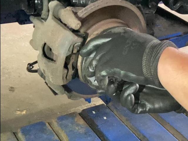 走ると 「コッツンコッツン 」の原因は錆。ブレーキのディスクローターとバックプレートの干渉が奏でるものでした。ダイハツ:ミラココア